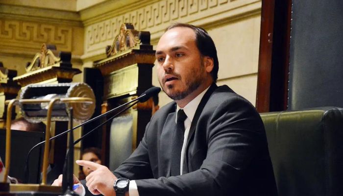 Carlos Bolsonaro é alvo da PF em operação sobre uso irregular da Abin